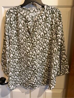 JACHS Girlfriend Olive Leaf-Print Button Front Tunic Blouse